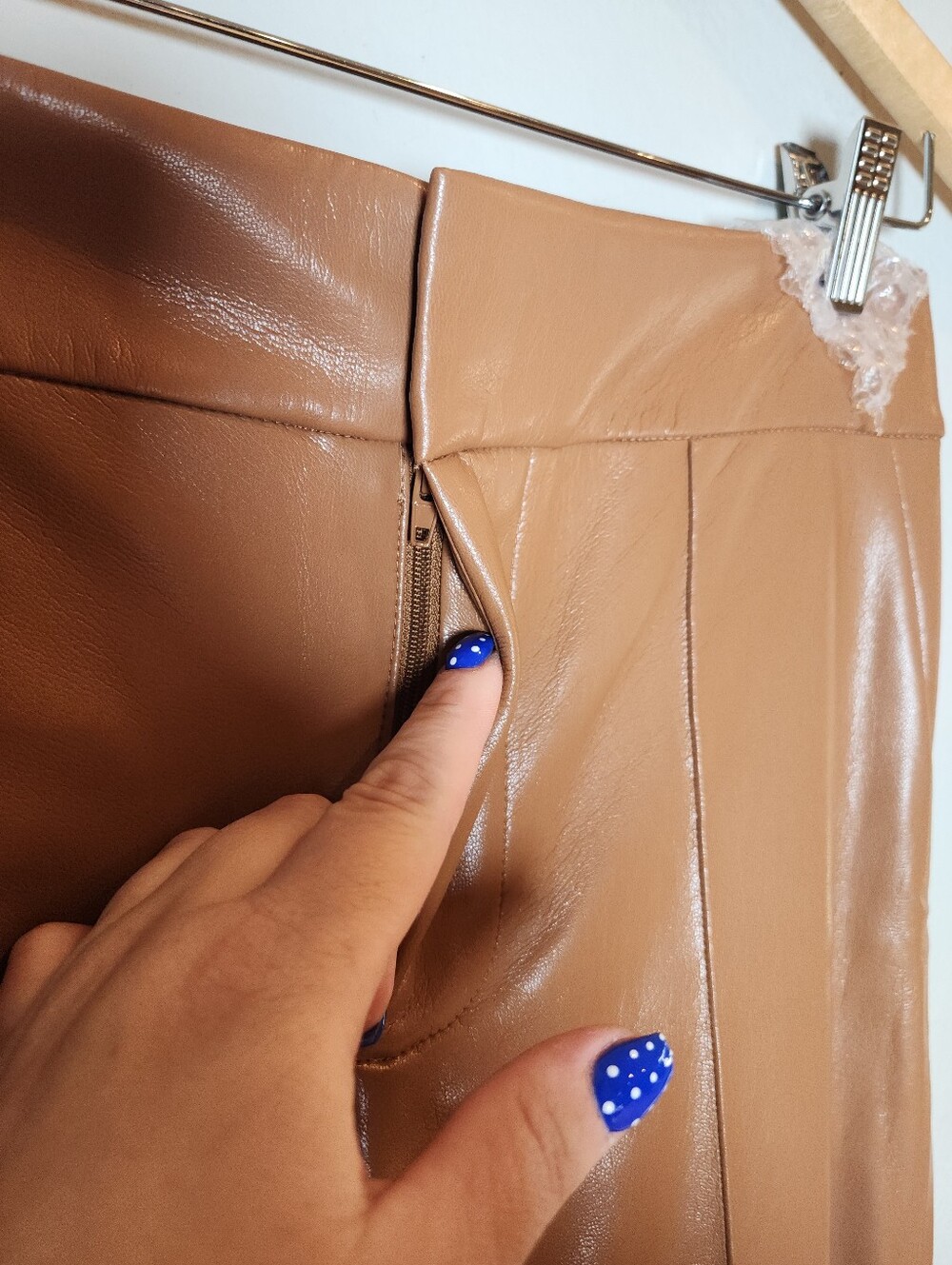 Alice & Olivia Vegan Leather Wide Leg Crop Drape Dylan Pants Camel Brown Size 6 - Picture 5 of 16
